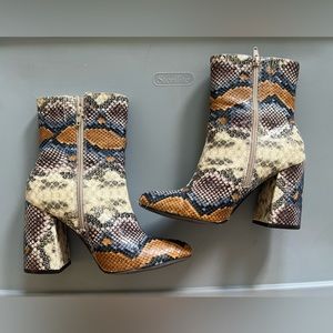 KARRI Blue faux snake skin booties. Size 7.5
